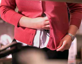 طرد موظفة واتهامها بسرقة الممتلكات العامة! صورة رقم 1