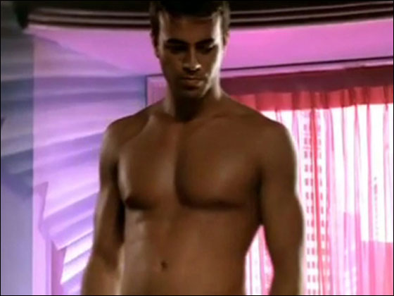 هل سيفي إنريكي إغلسياس بوعده ويتزلج عارياً؟!! صورة رقم 3 هل سيفي إنريكي إغلسياس بوعده ويتزلج عارياً؟!! صورة رقم 3