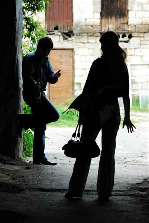 يدعوها لممارسة الرذيلة.. تصده فيمزق اطارات مركبتها! صورة رقم 1 يدعوها لممارسة الرذيلة.. تصده فيمزق اطارات مركبتها! صورة رقم 1