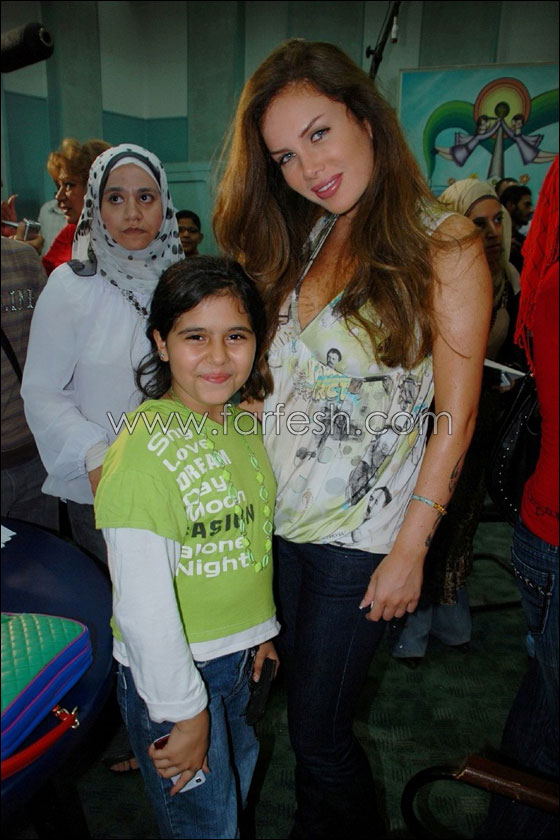 نيكول سابا وهاني رمزي أمام ميكروفون الاذاعة صورة رقم 5 نيكول سابا وهاني رمزي أمام ميكروفون الاذاعة صورة رقم 5