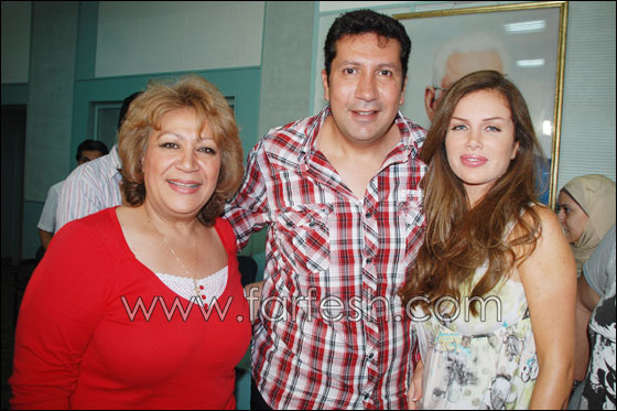 نيكول سابا وهاني رمزي أمام ميكروفون الاذاعة صورة رقم 8 نيكول سابا وهاني رمزي أمام ميكروفون الاذاعة صورة رقم 8