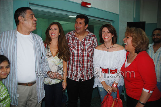 نيكول سابا وهاني رمزي أمام ميكروفون الاذاعة صورة رقم 1 نيكول سابا وهاني رمزي أمام ميكروفون الاذاعة صورة رقم 1