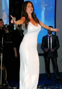 نيكول سابا ارتديت فستانا طويلا وليس مثيرا للتحرش النوعي صورة رقم 1 نيكول سابا ارتديت فستانا طويلا وليس مثيرا للتحرش النوعي صورة رقم 1