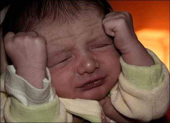 خادمة تتخلص من بكاء رضيعة برميها في سلة المهملات! صورة رقم 1