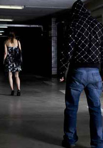 مزقت ثوب الفتاة وأبرزت نهديها ودعت مغتصبا لتصويرها معه صورة رقم 1 مزقت ثوب الفتاة وأبرزت نهديها ودعت مغتصبا لتصويرها معه صورة رقم 1