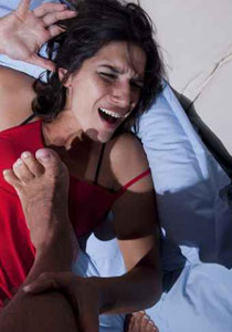 مزقت ثوب الفتاة وأبرزت نهديها ودعت مغتصبا لتصويرها معه صورة رقم 2 مزقت ثوب الفتاة وأبرزت نهديها ودعت مغتصبا لتصويرها معه صورة رقم 2