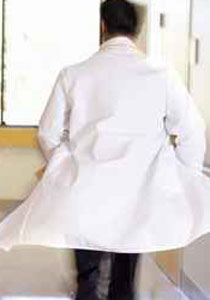 طبيب سأل المريضة أين الالم.. فانهال زوجها عليه بالضرب! صورة رقم 1