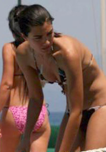 والد عاصي يرفض ارتدائها المايوه خشية من نشر صورها!   صورة رقم 1