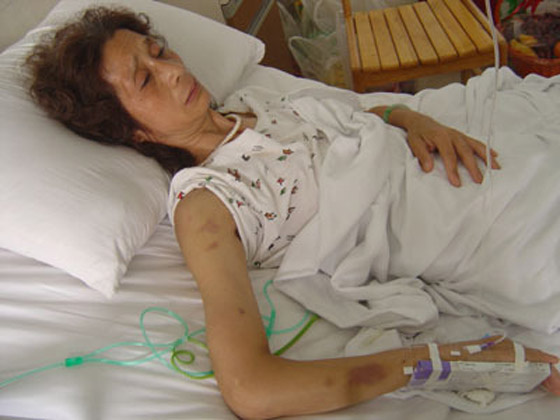 الشرطة تضرب زوجة مسؤول.. ظنوا بأنها مواطنة عادية!!        صورة رقم 3