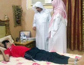 من يخرج الجنية من جسد الشاب تركي المقيد منذ 6 سنوات؟! صورة رقم 1