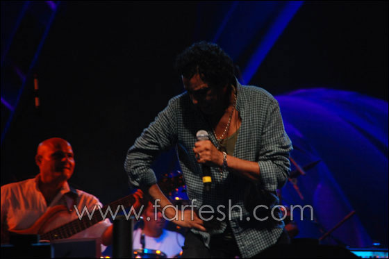 محمد منير يطالب الشباب بتغيير أنفسهم في حفله بزمردة!  صورة رقم 4