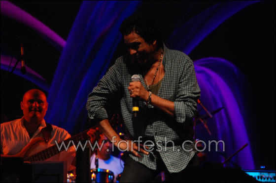 محمد منير يطالب الشباب بتغيير أنفسهم في حفله بزمردة!  صورة رقم 3