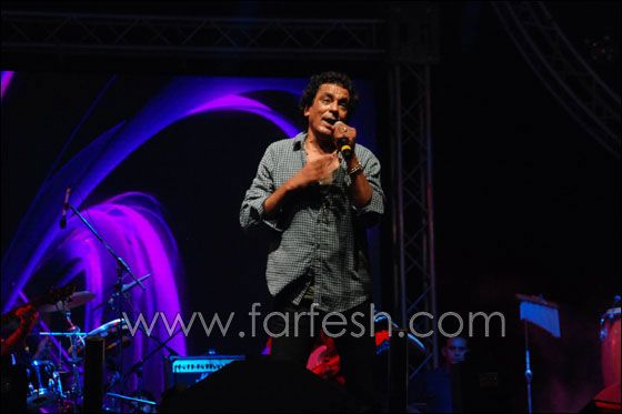 محمد منير يطالب الشباب بتغيير أنفسهم في حفله بزمردة!  صورة رقم 2