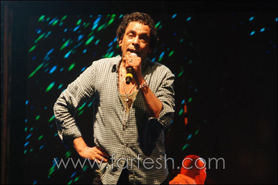 محمد منير يطالب الشباب بتغيير أنفسهم في حفله بزمردة!  صورة رقم 1