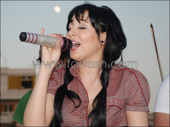 ثلاثة آلاف متفرج رقصوا وغنوا مع ساندي في العجمي   صورة رقم 5