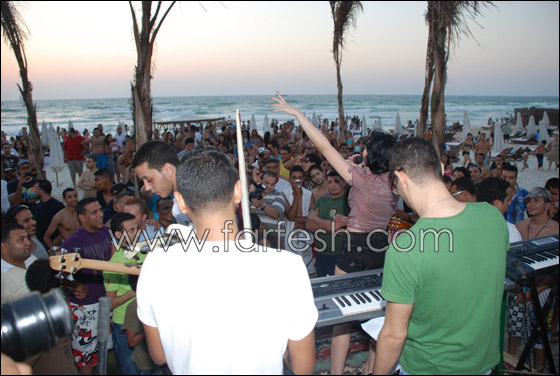 ثلاثة آلاف متفرج رقصوا وغنوا مع ساندي في العجمي   صورة رقم 10