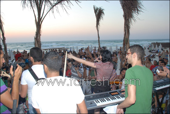 ثلاثة آلاف متفرج رقصوا وغنوا مع ساندي في العجمي   صورة رقم 15