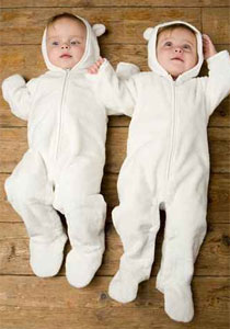 الجزائر: أم تطرق ابواب المنازل وتعرض عليهم التكفل بابنتيها!َ صورة رقم 1 الجزائر: أم تطرق ابواب المنازل وتعرض عليهم التكفل بابنتيها!َ صورة رقم 1