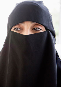 عمل مشين ومخزي: ادانة شاب نزع النقاب عن وجه سعودية! صورة رقم 1 عمل مشين ومخزي: ادانة شاب نزع النقاب عن وجه سعودية! صورة رقم 1