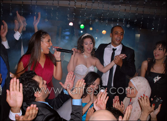 عمرو دياب مفاجأة حفل زفاف الملحن محمد يحيى صورة رقم 6 عمرو دياب مفاجأة حفل زفاف الملحن محمد يحيى صورة رقم 6