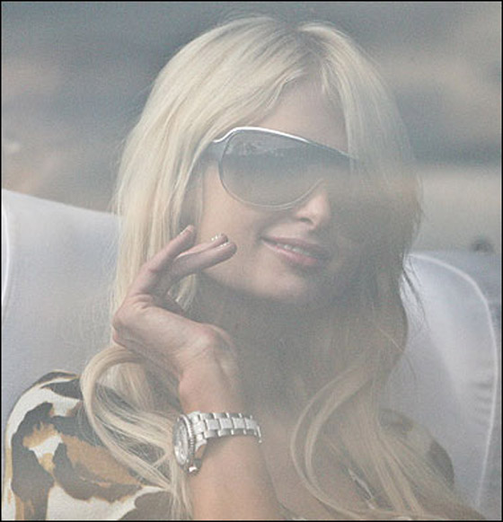 بعد أن ترتديهم مرة واحدة.. هيلتون تهدي ملابسها لصديقاتها صورة رقم 11 بعد أن ترتديهم مرة واحدة.. هيلتون تهدي ملابسها لصديقاتها صورة رقم 11