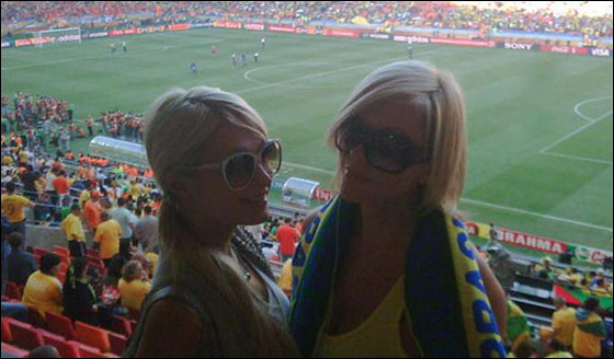 بعد أن ترتديهم مرة واحدة.. هيلتون تهدي ملابسها لصديقاتها صورة رقم 26 بعد أن ترتديهم مرة واحدة.. هيلتون تهدي ملابسها لصديقاتها صورة رقم 26