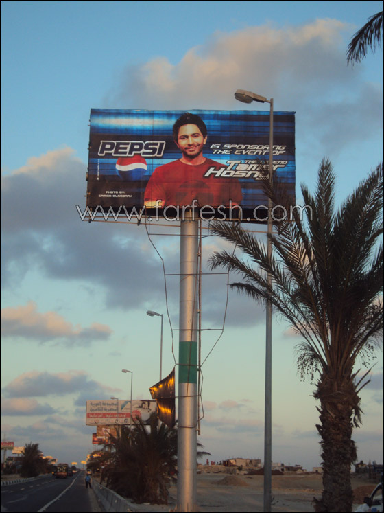 تحطيم لوحات إعلان نظارات بوليس وبيبسي لتامر حسني! صورة رقم 2 تحطيم لوحات إعلان نظارات بوليس وبيبسي لتامر حسني! صورة رقم 2