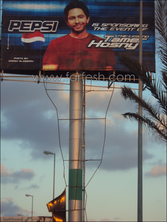 تحطيم لوحات إعلان نظارات بوليس وبيبسي لتامر حسني! صورة رقم 3 تحطيم لوحات إعلان نظارات بوليس وبيبسي لتامر حسني! صورة رقم 3