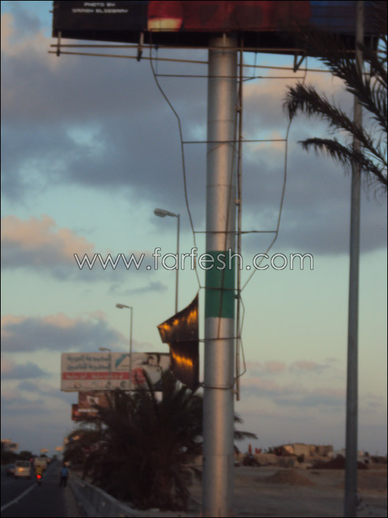 تحطيم لوحات إعلان نظارات بوليس وبيبسي لتامر حسني! صورة رقم 4 تحطيم لوحات إعلان نظارات بوليس وبيبسي لتامر حسني! صورة رقم 4