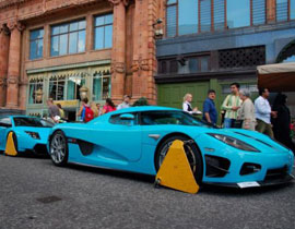 احتجاز سيارتين للعائلة القطرية الحاكمة بوضع مشابك على عجلاتها صورة رقم 1