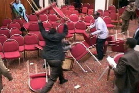 رفع صوت النواب في مجلس العموم يعرضهم للطرد بالبطاقة الحمراء صورة رقم 8