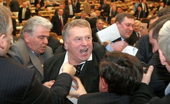 رفع صوت النواب في مجلس العموم يعرضهم للطرد بالبطاقة الحمراء صورة رقم 2