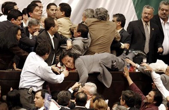 رفع صوت النواب في مجلس العموم يعرضهم للطرد بالبطاقة الحمراء صورة رقم 7