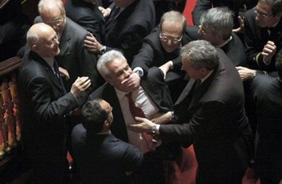 رفع صوت النواب في مجلس العموم يعرضهم للطرد بالبطاقة الحمراء صورة رقم 5