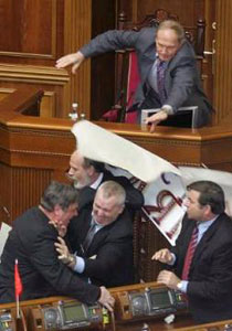 رفع صوت النواب في مجلس العموم يعرضهم للطرد بالبطاقة الحمراء صورة رقم 1