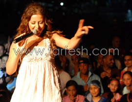 سالي تشعل الحفل ناراً بفستان قصير ورقصة حافية!! صورة رقم 1 سالي تشعل الحفل ناراً بفستان قصير ورقصة حافية!! صورة رقم 1