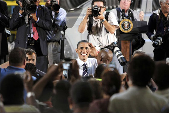 فرصة نادرة جدا.. السماح للرئيس أوباما بقيادة سيارة!! صورة رقم 11 فرصة نادرة جدا.. السماح للرئيس أوباما بقيادة سيارة!! صورة رقم 11