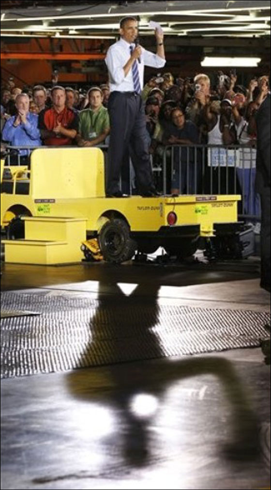 فرصة نادرة جدا.. السماح للرئيس أوباما بقيادة سيارة!! صورة رقم 16 فرصة نادرة جدا.. السماح للرئيس أوباما بقيادة سيارة!! صورة رقم 16