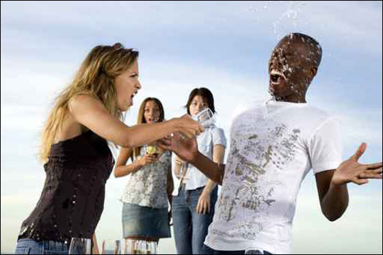 شمت رائحة خيانة في كلام زوجها فلحقته إلى المطار وضربته!! صورة رقم 1