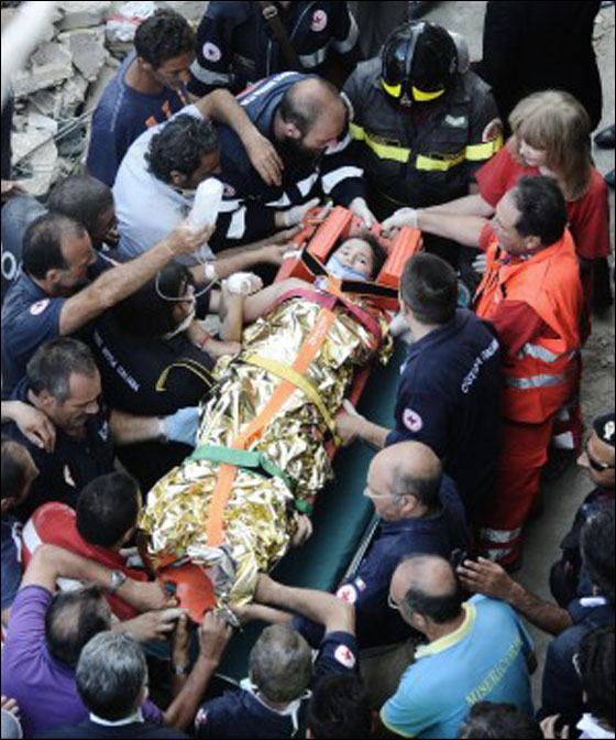 إيطالية بصحة جيدة رغم بقائها لاكثر من 10 ساعات تحت الانقاض! صورة رقم 1