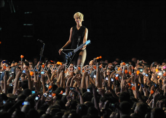 شخير ريهانا يزعج ركاب الطائرة ويضحكهم!!    صورة رقم 29