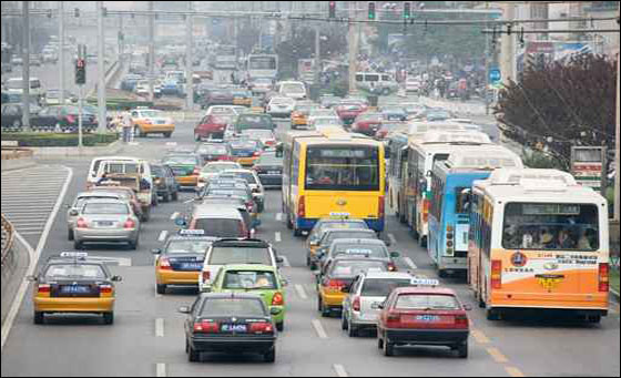 غضب من سائق الحافلة فسرق نظارته وهرب! صورة رقم 1