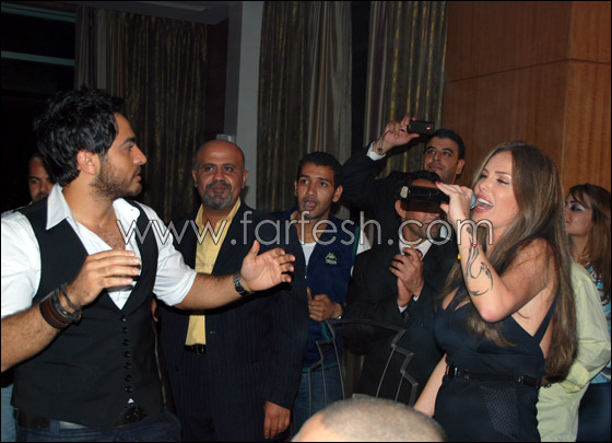 دويتو بين تامر حسني ونيكول سابا بناء على طلب ابنة غادة!   صورة رقم 9