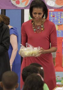 ميشيل أوباما تطالب بقانون لتحسين تغذية الأطفال!  صورة رقم 1