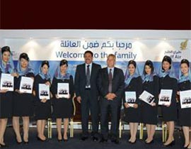 تخريج أول فوج من البحرانيات كمضيفات جو في طيران الخليج صورة رقم 1