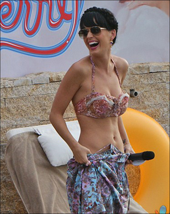 من شدة الحر مغنية تقيم مؤتمرا صحافيا في حوض للسباحة!! صورة رقم 7 من شدة الحر مغنية تقيم مؤتمرا صحافيا في حوض للسباحة!! صورة رقم 7