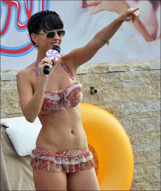 من شدة الحر مغنية تقيم مؤتمرا صحافيا في حوض للسباحة!! صورة رقم 4 من شدة الحر مغنية تقيم مؤتمرا صحافيا في حوض للسباحة!! صورة رقم 4