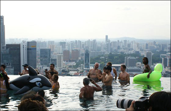 من شدة الحر مغنية تقيم مؤتمرا صحافيا في حوض للسباحة!! صورة رقم 5 من شدة الحر مغنية تقيم مؤتمرا صحافيا في حوض للسباحة!! صورة رقم 5