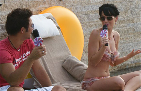 من شدة الحر مغنية تقيم مؤتمرا صحافيا في حوض للسباحة!! صورة رقم 1 من شدة الحر مغنية تقيم مؤتمرا صحافيا في حوض للسباحة!! صورة رقم 1