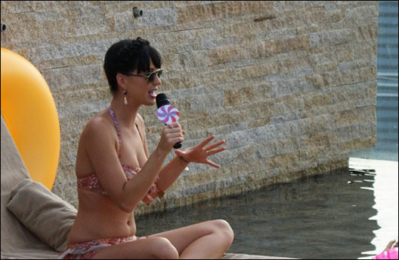 من شدة الحر مغنية تقيم مؤتمرا صحافيا في حوض للسباحة!! صورة رقم 6 من شدة الحر مغنية تقيم مؤتمرا صحافيا في حوض للسباحة!! صورة رقم 6